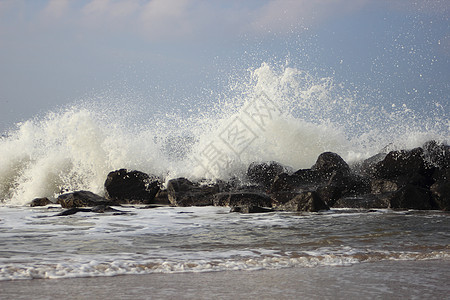 打击北海大石头的波浪破浪飞溅岩石水滴休息天空危险荒野泡沫支撑动荡图片