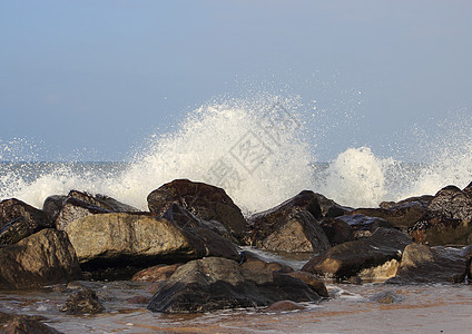 打击北海大石头的波浪破浪危险液体海洋支撑水滴激流石头动荡大自然蓝色图片