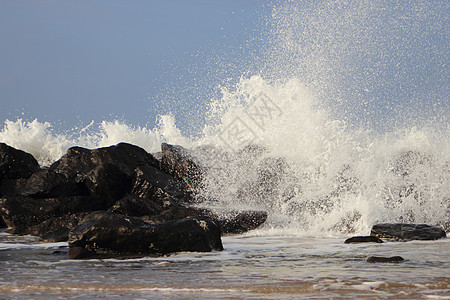 海岸对黑岩石的撞击波浪盐水水滴力量激流天气石头海浪风暴戏剧性支撑图片