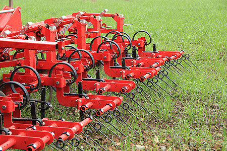 降雨后绿色作物田的草原工具机器弹簧红色乡村黑色种子场地杂草技术图片