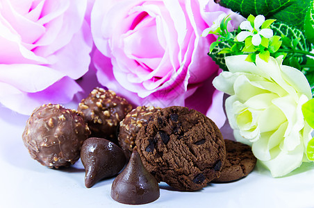 巧克力和饼干假期粉红玫瑰甜点食物念日花朵庆典作品白玫瑰恋人图片