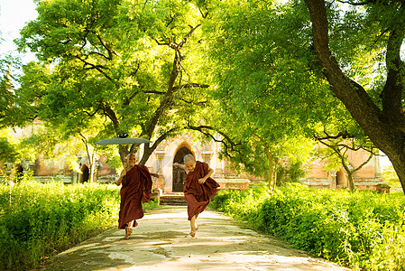 在修道院外活动的青佛教新僧侣图片