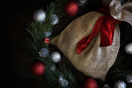 带红丝带的圣诞礼物袋季节磁带食物装饰礼物快乐假期季节性新年背景图片