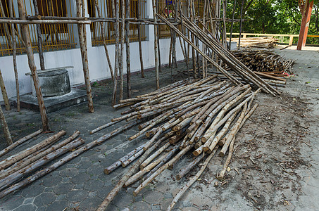 建筑工地的Lumber堆积软木木板松树建材树干木纹木材业建造业木梁颗粒状图片