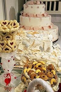 婚礼晚宴上盛满多彩的甜点和糕点课程金子风格假期奢华食物水果庆典派对奶油图片