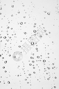 窗户上的水滴波纹雨滴液体灰色水分气泡天气玻璃环境墙纸图片