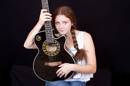 音乐爱情头发快乐女孩身体发型倾斜吉他手裙子吉他木头图片