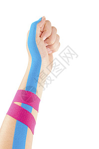 女性手上的Kinesio胶带绷带疼痛运动机磁带身体灵活性手腕工作室药品病人图片