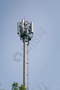 一个在电信塔上工作的印度人图片