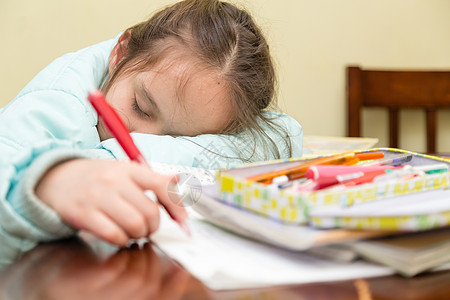 睡着做功课的年轻女孩学生睡眠学校童年图书女性混血孩子知识家庭作业图片