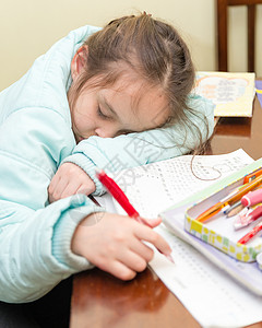睡着做功课的年轻女孩知识家庭作业教育学习混血女学生女性睡眠图书国人图片