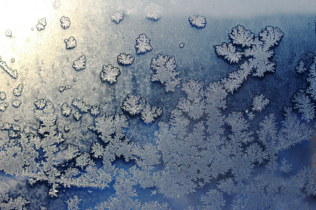 冰冻的窗户在冬天布满了霜霜器皿冷冻晴天季节雪花雾凇窗格学位寒冷太阳图片