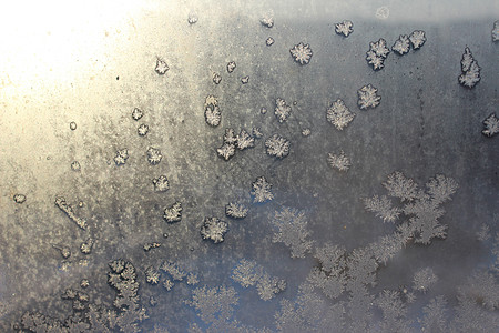 冰冻的窗户在冬天布满了霜霜雪花学位冰柱螺旋器皿太阳星星冻结星号晴天图片