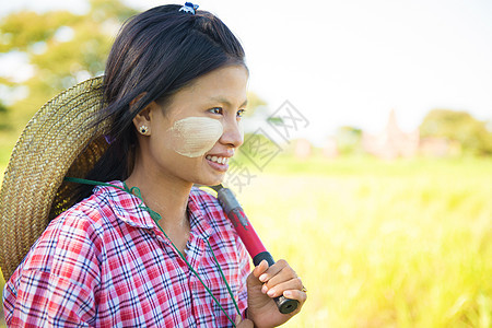 传统年轻的亚裔缅甸女农人图片