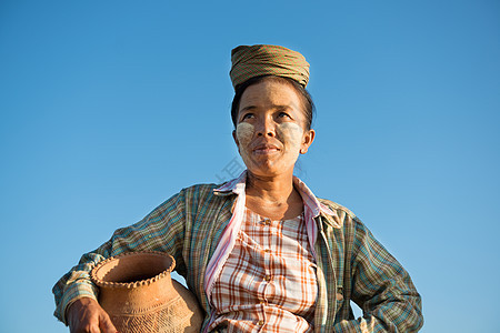 携带粘土锅的亚洲传统女性农妇图片