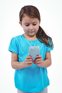 使用智能手机站立的可爱女孩休闲服装蓝衬衫电话快乐白屏蓝色技术童年女性图片