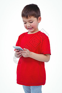 使用智能手机的常住男孩微笑服装休闲电话红色技术童年混血男生快乐图片