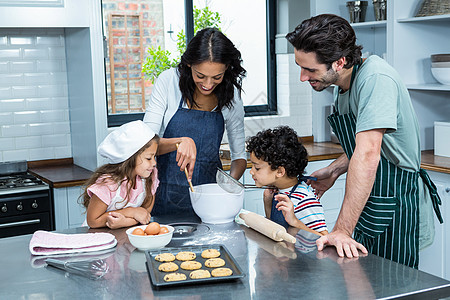 快乐的家庭烹饪饼干在一起图片