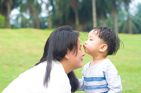 亚裔家庭生活妈妈孩子闲暇公园儿子女士喜悦花园后代图片