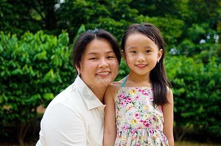 亚裔家庭母性生活方式女孩花园闲暇喜悦后代孩子公园生活图片