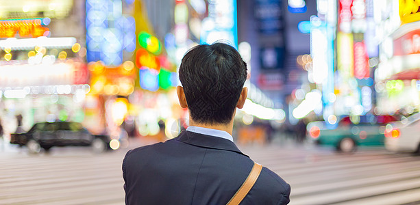 日本东京新宿的商场商务市中心寂寞夜生活人士人行道管理人员成人景观夜总会图片