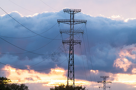 日落时的轴承电线力量生产电气水泥天空精力柱子邮政绝缘子工业图片