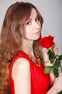 美丽的年轻美女 红玫瑰青少年享受卷发展示玫瑰女士微笑裙子礼物女孩图片