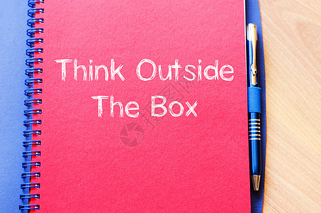 在笔记本上写下盒子外的思考创新自由解决方案知识想像力商业项目心态创造力领导图片