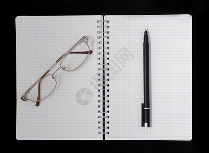笔和墨镜笔记本喷泉键盘玻璃办公室记事本黑色咖啡教育金融日记图片