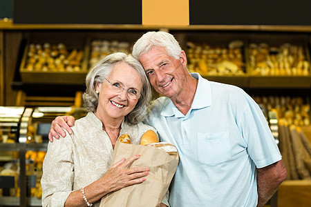 带面包包的老夫妇微笑篮子杂货店走道男性购物活动零售消费者购物篮饮食图片