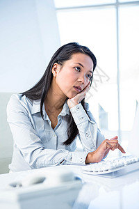 台式电脑精疲力尽的从事计算机工作的商业妇女痛苦套装女士键盘苦难悲哀老鼠忍耐办公室焦虑背景