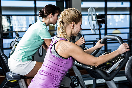 参加运动车的妇女活动运动服健身室福祉女士自行车俱乐部运动员运动身体图片