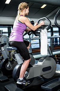 参加自行车运动的妇女的近视女士女性微笑俱乐部闲暇护理健身室健身房训练运动服图片
