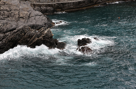 意大利辛克特尔地中海沿岸的裂缝 意大利辛克飞溅碰撞海岸海景白色天空蓝色海岸线海浪海洋图片