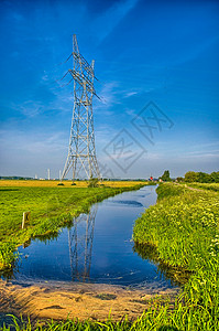 荷兰风景 有运河和草地 有镜子雷射力量植物工程电气技术线路蓝色环境国家电压图片