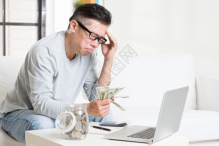 财政有问题人士支付电脑男性检查破产男人银行业退休金融图片