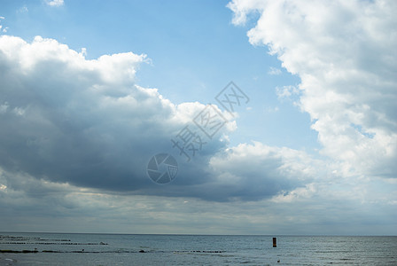 蓝蓝天空阴影荒野阳光季节美丽太阳海岸假期环境海洋图片