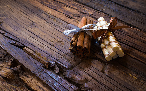 木本底的肉桂棍木头勺子食物草本植物甜点工作芳香铣削香气地面图片