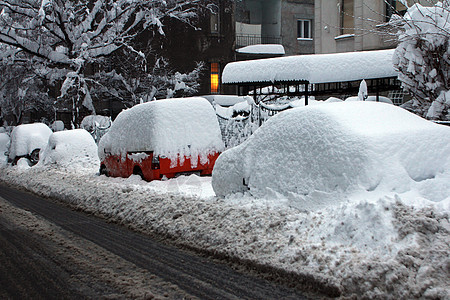 萨格勒布雪下的汽车冻结旅行车辆运输降雪雪堆天气季节气候街道图片