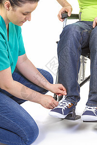 护士帮助残疾青年男子轮轮椅护理图片