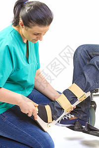 轮轮椅青年男子矫形器械图片