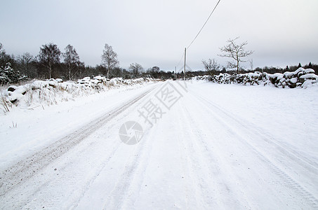 被石墙包围的雪路图片