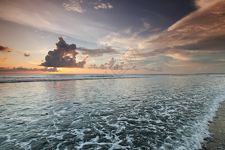 巴厘日落冲浪地平线蓝色热带太阳天空海滩海景日出阳光图片