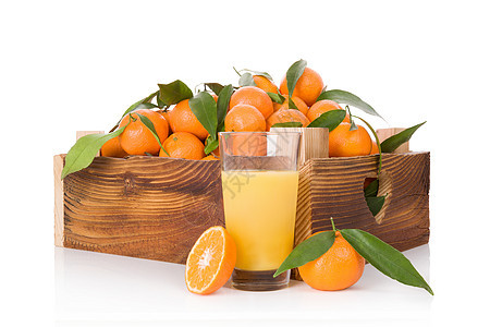 木箱里新鲜的成熟调味曲棍球树叶叶子食物玻璃橙子反射柑桔水果果汁热带图片