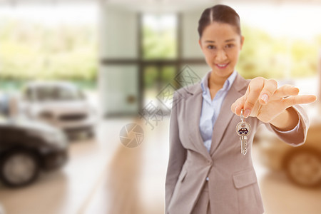一个带着钥匙的微笑着的女商务人士的画像综合图象图片
