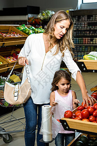 母亲和女儿在购物中走道消费者杂货店女性蔬菜顾客孩子女士架子快乐图片