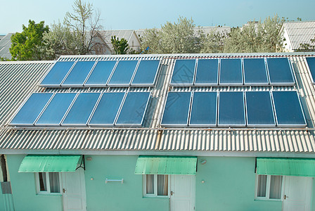 屋顶上的太阳能系统环境加热控制板房子技术电气蓝色瓷砖生态植物图片