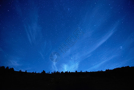 与星的蓝色黑暗的夜空星座火花宇宙森林科学乳白色墙纸银河系天文学星云图片