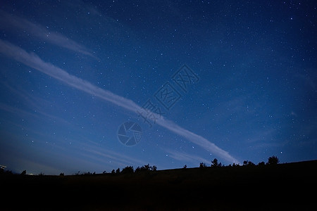 与星的蓝色黑暗的夜空乳白色天文学星云星系银河系森林天空星光宇宙墙纸图片