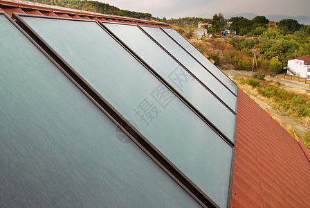 房顶上的太阳能电池板地质系统商业反射天空技术太阳来源集电极车站生态控制板图片